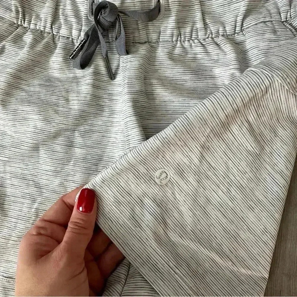 Lululemon On The FLy Short 2.5" inseam ice gray - Picture 6 of 6